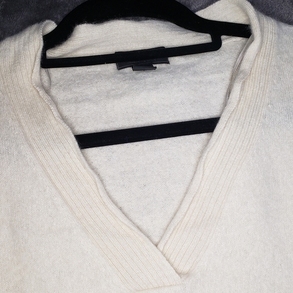 Saks Fifth Avenue Cashmere Short Sleeve V-neck Sweater - Picture 13 of 14